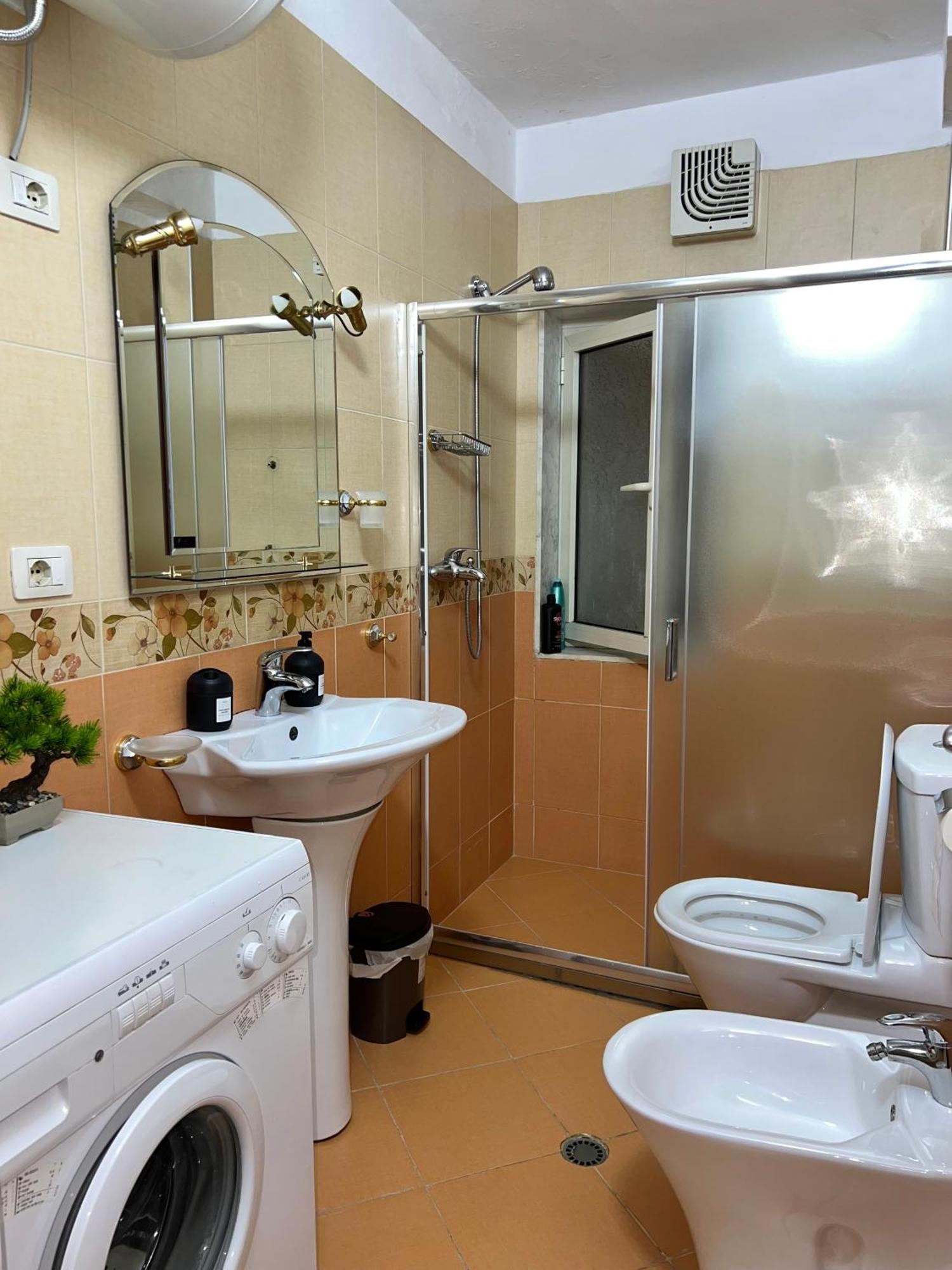 Blloku Family Apartment Тирана Екстер'єр фото